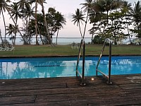 Am Pool mit Blick auf das Meer