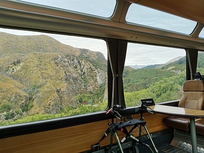 Grandiose Landschaft um den Panoramawagen der Bahn