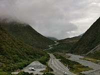 Pass Straße, Berge in Wolken